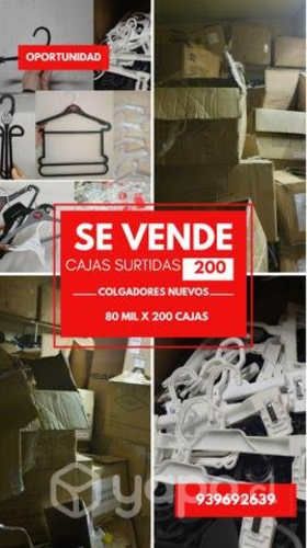 200 cajas de colgadores surtidos