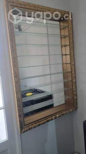 Repisa antigua de madera y vidrio