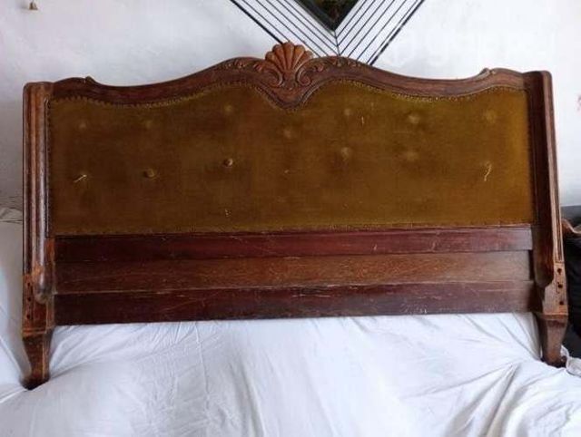 Cama antigua con veladores