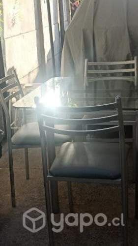 Mesa de vidrio con 4sillas