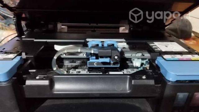 Impresora a color con detalle en los cabezales