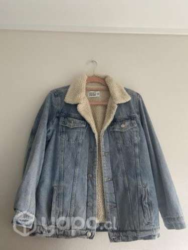 Hola chaqueta solo con un uso, y guardada