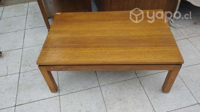 Mesa de centro de madera firme antigua con detalle