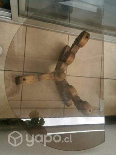 Mesa lateral con vidrio ahumado medidas 75×48.