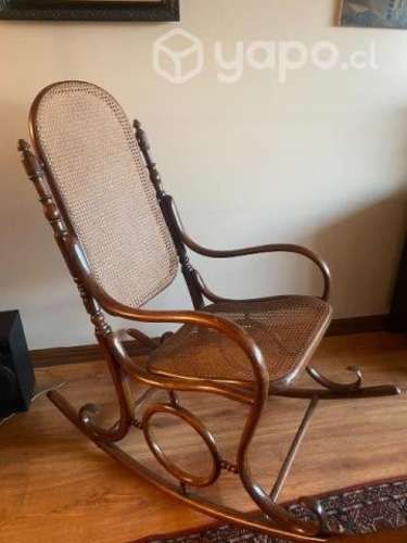 La silla mecedora antigua de madera de Haya Italia