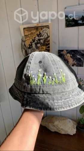 Gorro bordado a mano