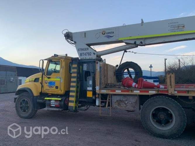 Camion mack cv 713 con grua pluma