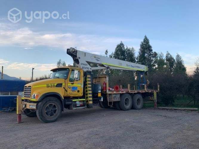 Camion mack cv 713 con grua pluma