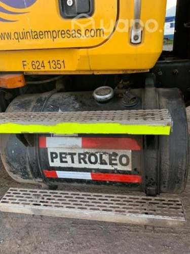 Camion mack cv 713 con grua pluma