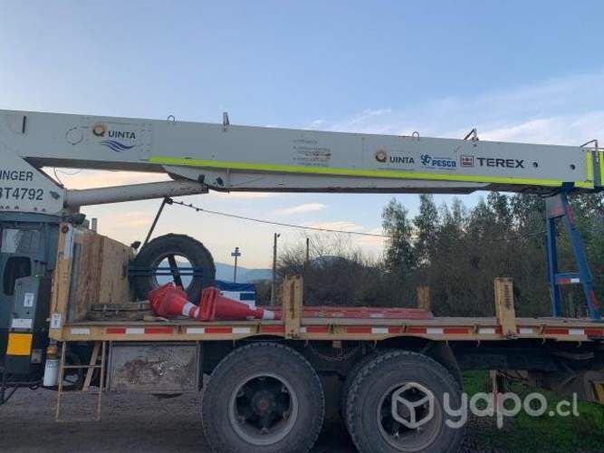 Camion mack cv 713 con grua pluma