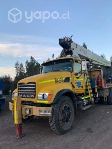Camion mack cv 713 con grua pluma