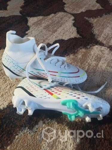 Zapatos de fútbol nuevos