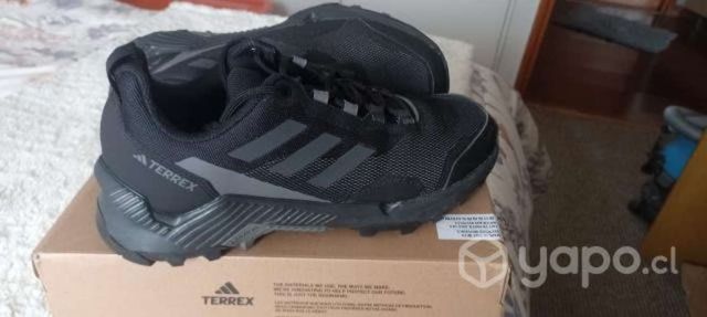 Zapatilla Adidas Terrex trekking casi nueva