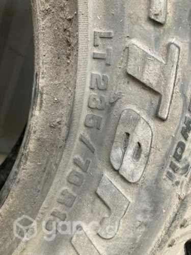 Un neumático Firestone 215 80 R16