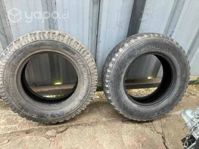 Un neumático Firestone 215 80 R16