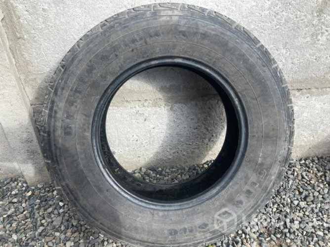 Un neumático Firestone 215 80 R16