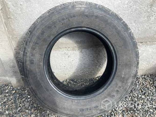 Un neumático Firestone 215 80 R16