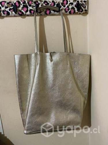 Cartera dorada de cuero