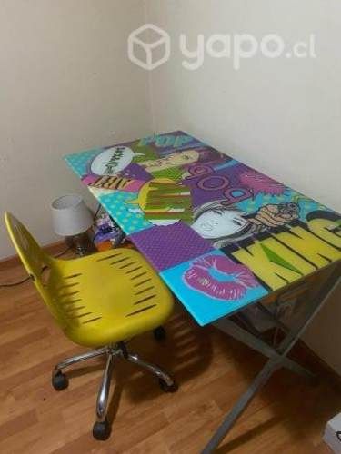 Escritorio de vidrio con silla