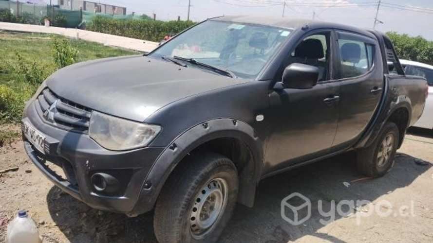 Camioneta Mitsubishi L200 2014