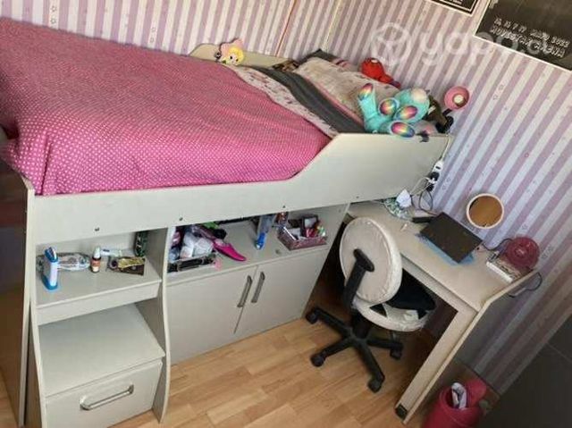 Cama con escritorio retráctil plaza y media