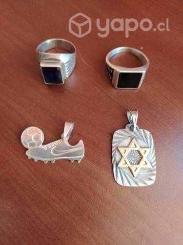 Anillos y colgantes de plata.