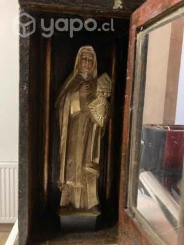 Virgen de madera tallada en vitrina de madera