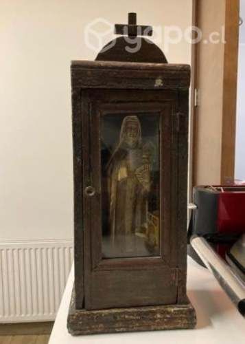 Virgen de madera tallada en vitrina de madera