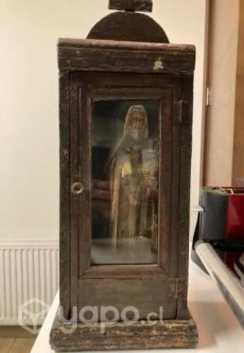 Virgen de madera tallada en vitrina de madera