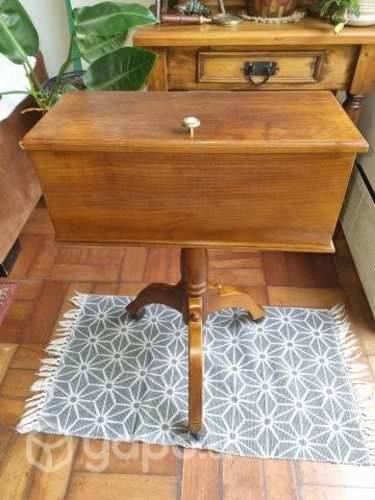 Costurero antiguo de madera y ruedas