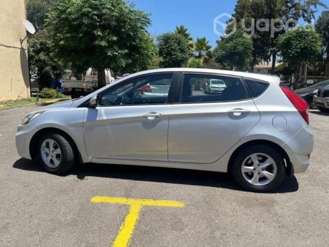 Hyundai accent hatchback (impecable)