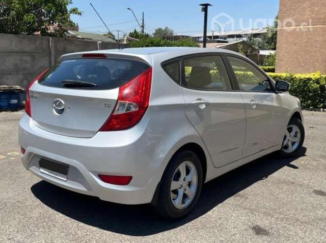 Hyundai accent hatchback (impecable)