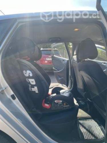 Hyundai accent hatchback (impecable)