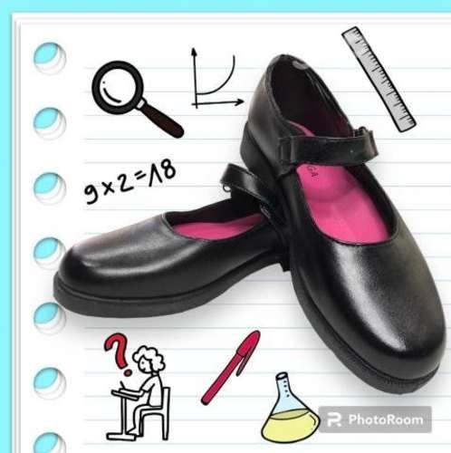 Zapatos escolares por embalaje