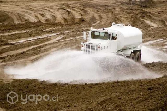 Bomba camión descarga de agua