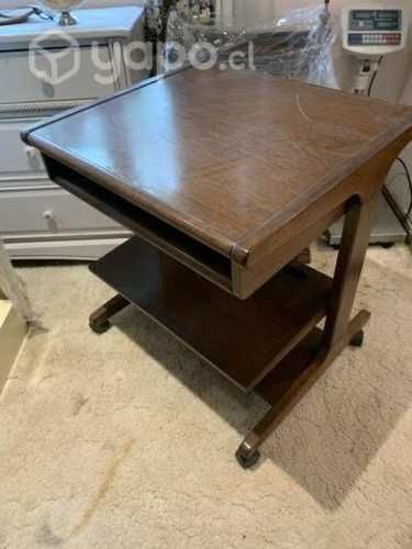 Mesa de computador con bandeja que se entra y seca