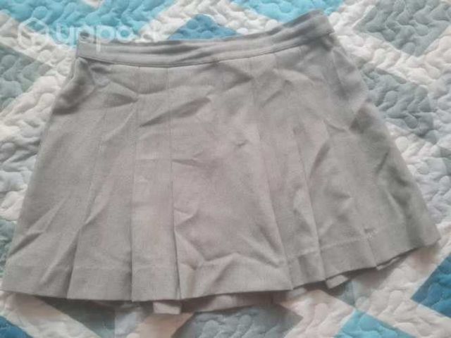 Falda y zapatillas escolares