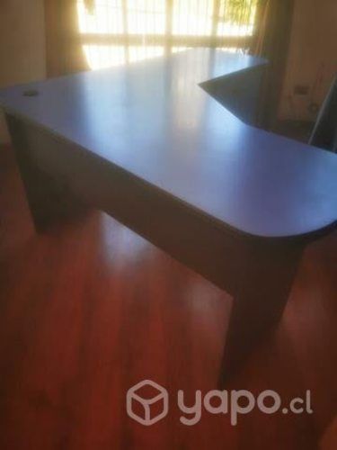 Escritorio de madera casi nuevo