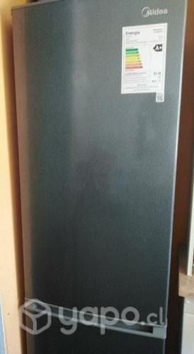 Refrigerador Marca Midea, color gris