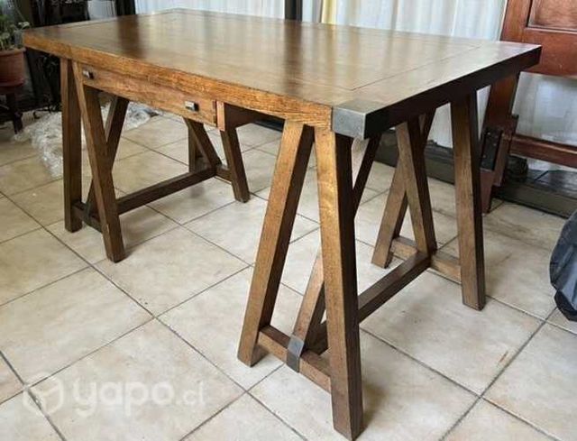 Escritorio con cajonera, hecho de buena madera