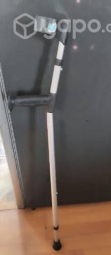 Bota inmovilizadora y bastón codera