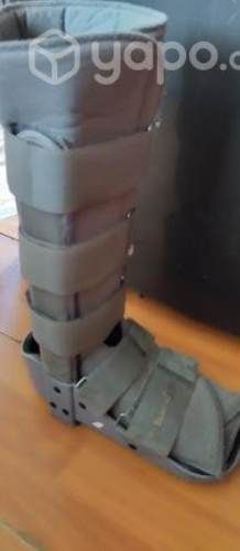 Bota inmovilizadora y bastón codera