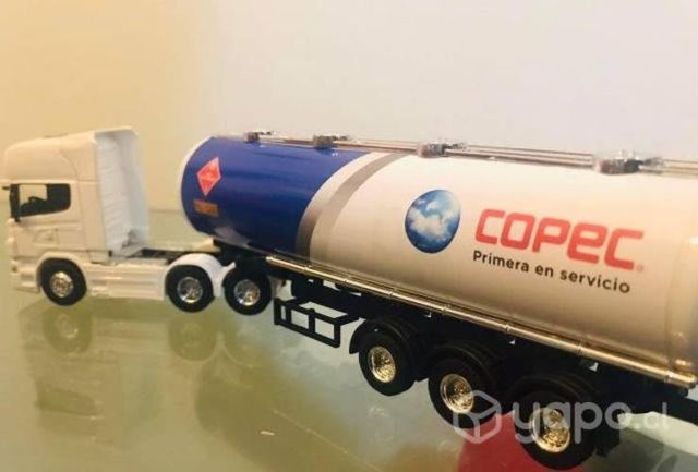 Camión a escala 1:64 metálico