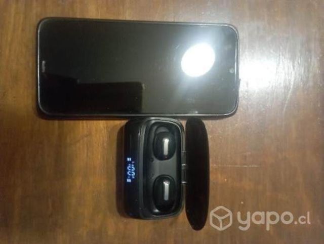 Celular y audífonos