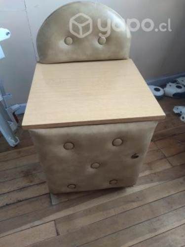 Velador con tapizado de cuero