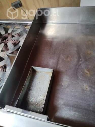 Cocina industrial con plancha