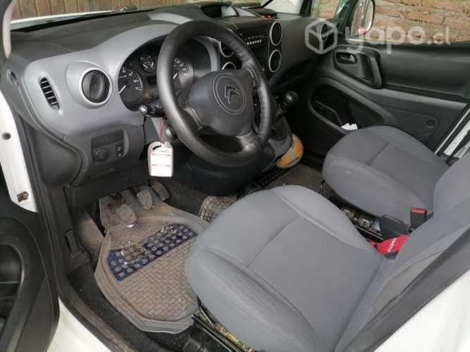 Vehículo en buen estado al dia