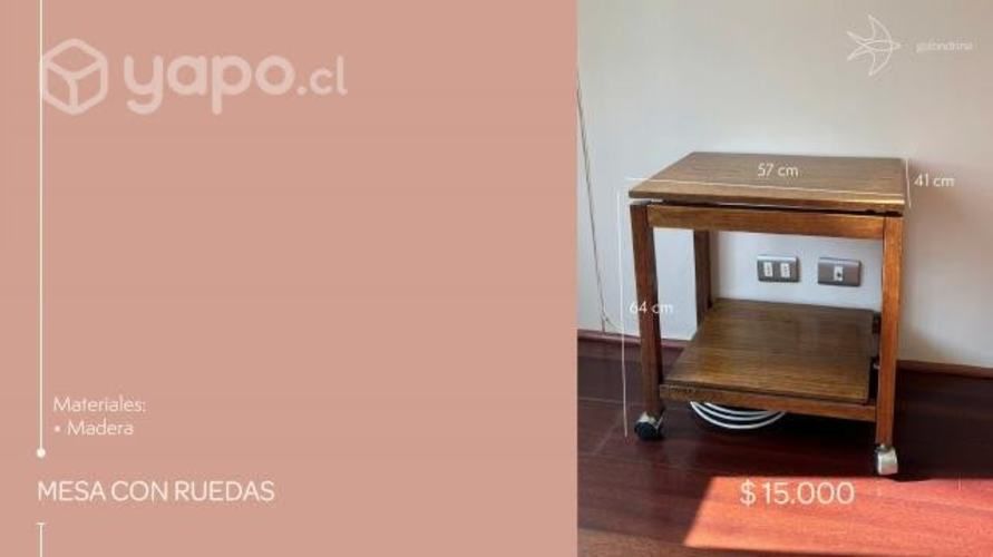 Clásica mesita de madera con ruedas