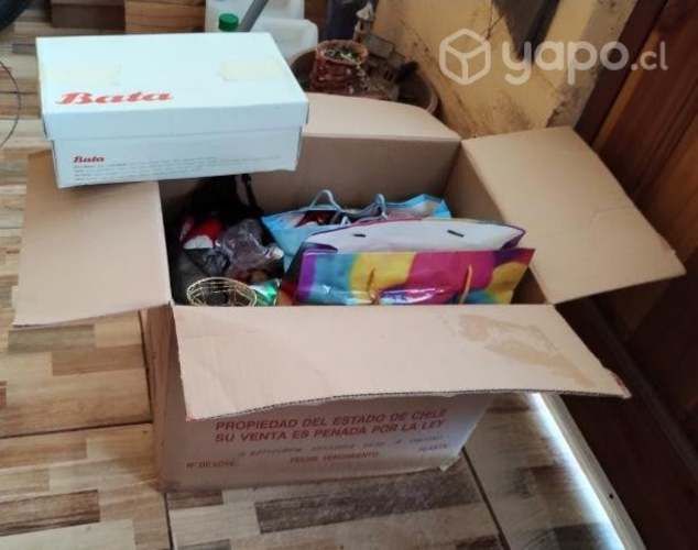 Caja con adornos, guirnaldas, luces, pesebre navid