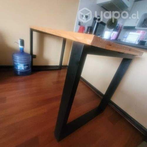 Mesa de madera con perfiles de fierro
